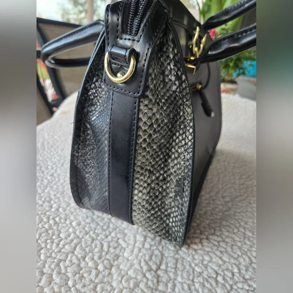 EUC London Fog Sullivan Satchel
